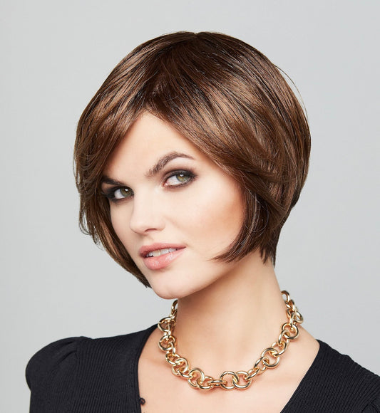 Perruque Catwalk Small Mono Gisela Mayer, coupe courte plongeante avec frange, élégante et confortable pour petit tour de tête.