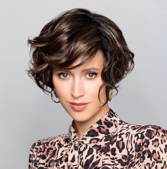 Perruque Devine Lace Part Gisela Mayer, carré mi-long ondulé, volume naturel, look élégant et discret au quotidien