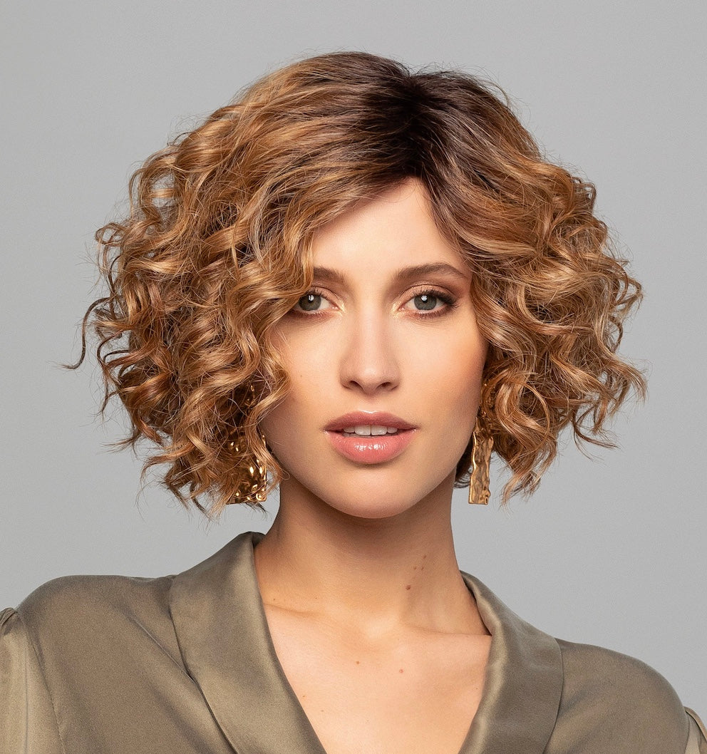 Perruque Duo Jordan Gisela Mayer wigs – boucles serrées et parfaitement définies avec volume généreux, composée de 30 % cheveux naturels Remy Hair et 70 % fibre synthétique résistante à la chaleur pour un look moderne et audacieux