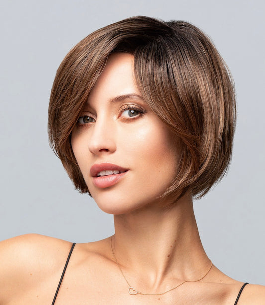 Perruque Eve Mono Part Gisela Mayer mi-longue, coupe légèrement plongeante, chic et féminine au quotidien