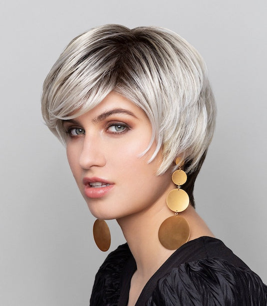 Perruque Extreme Young Mono Lace Gisela Mayer, coupe courte élégante, confort médical et bordure frontale invisible.