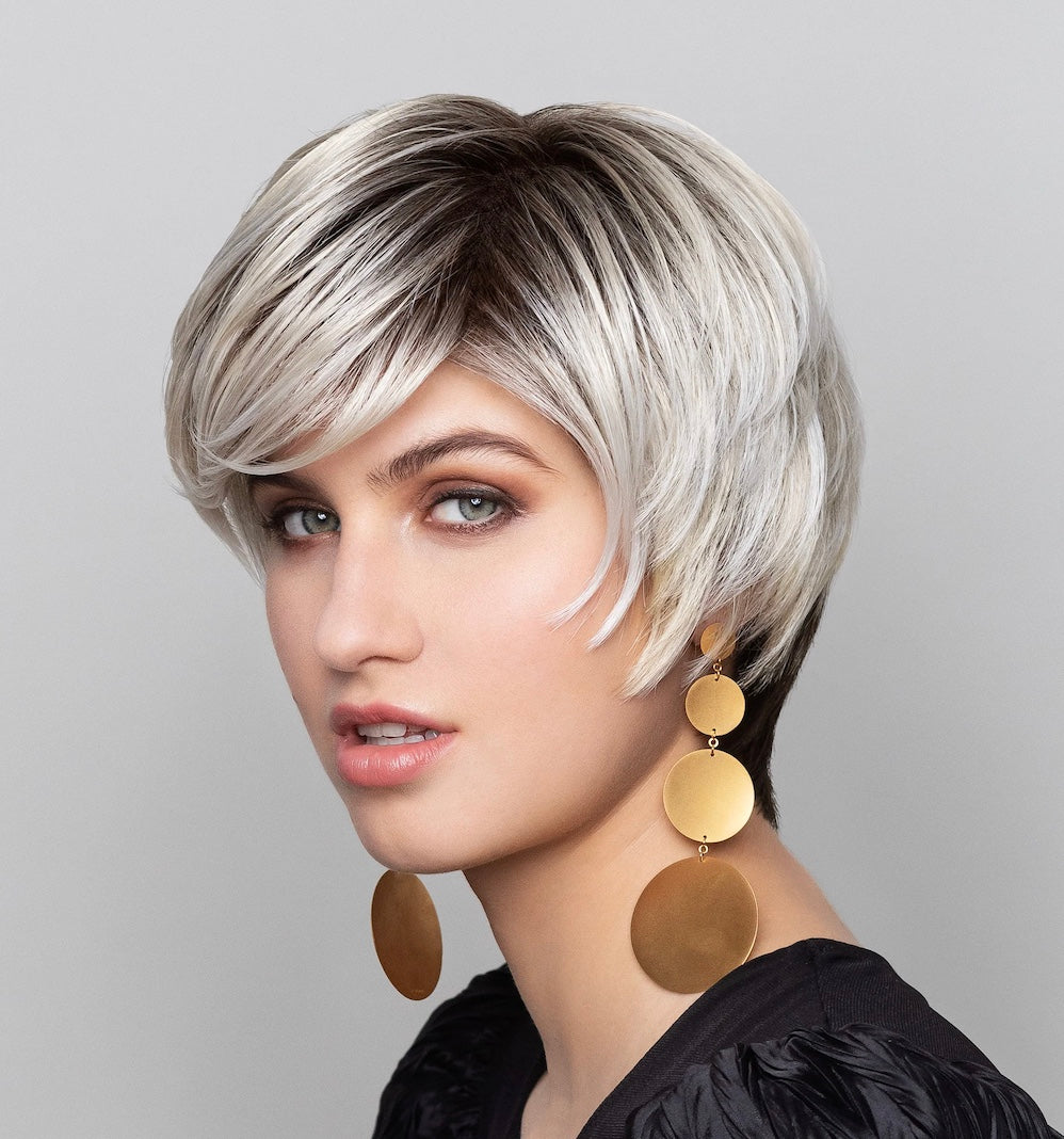 Perruque Extreme Young Mono Lace Small Gisela Mayer, cheveux courts modernes, confort médical, pour petit tour de tête.