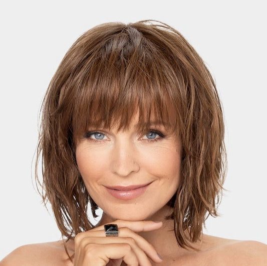 Perruque femme Magic Clou Gisela Mayer, coupe mi-longue contemporaine, frange droite, fibre synthétique résistante à la chaleur, style chic et fluide.