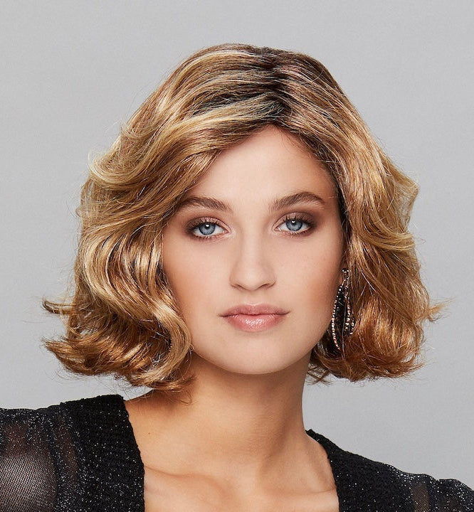 Perruque New Coco Gisela Mayer, mi-longue ondulée, volume naturel, coupe droite élégante, bordure invisible pour un style raffiné et féminin.