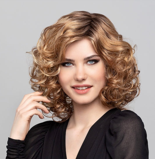 Perruque Vision Diva Lace Gisela Mayer, carré mi-long bouclé, naturel et élégant, idéale pour alopécie ou perte de cheveux