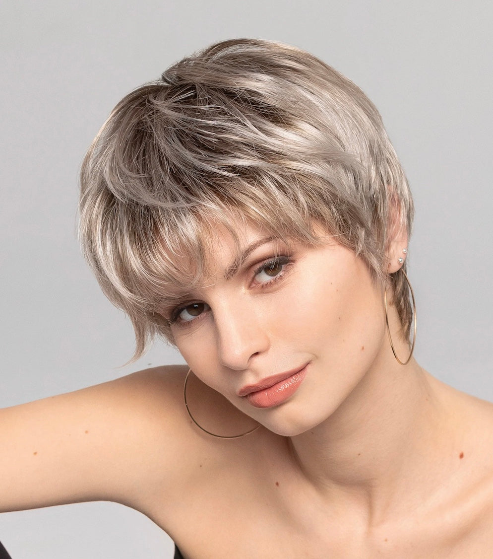 Perruque Giovanna Gisela Mayer, courte et dynamique, style naturel et élégant, look féminin au quotidien