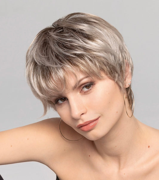 Perruque Giovanna Gisela Mayer, courte et dynamique, style naturel et élégant, look féminin au quotidien
