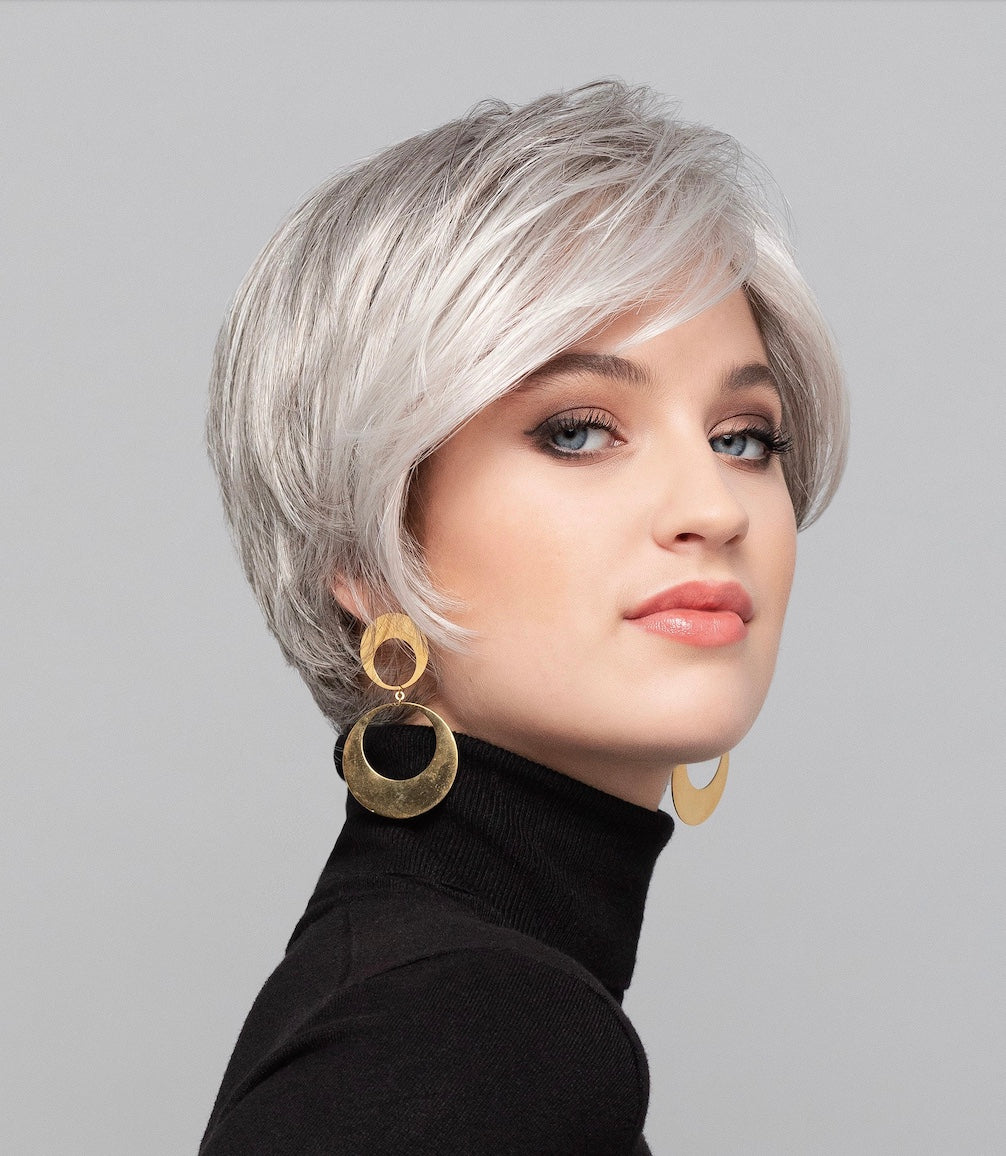 Perruque Hawaii Mono Gisela Mayer coupe carré plongeant court et structuré, légère et naturelle pour un style féminin frais