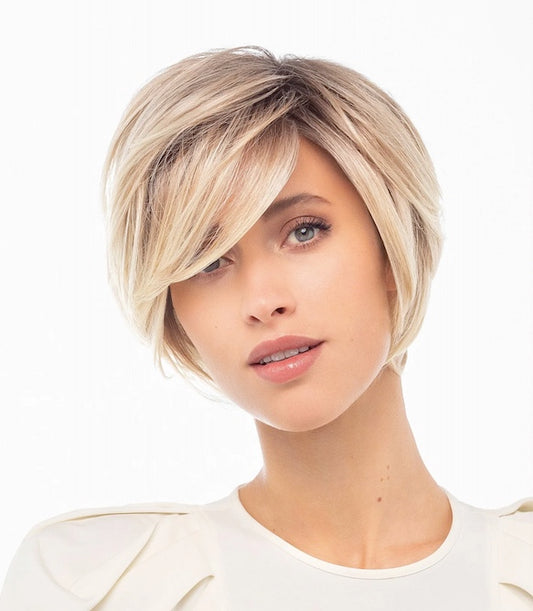 Perruque Hi Flirt Large Gisela Mayer wigs pour femme – coupe courte dégradée et asymétrique, style naturel et original, fibre synthétique premium résistante à la chaleur, adaptée aux grands tours de tête (57,5 cm), confortable et facile à coiffer, look chic ou bouclé