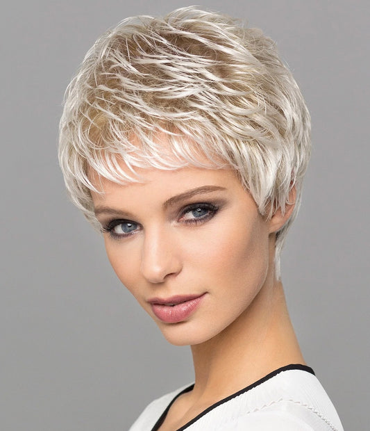 Perruque High End Celine Gisela Mayer – coupe courte dégradée, style sportif et moderne, tulle cinéma pour effet naturel