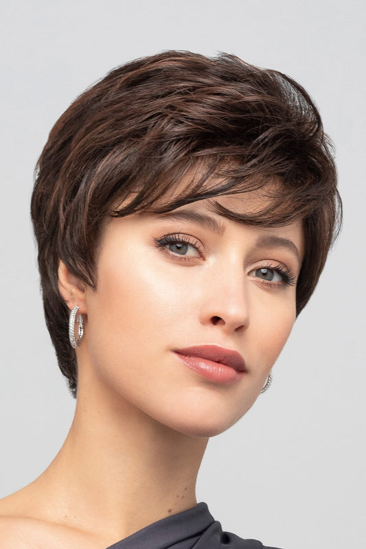 Perruque Lizzy Gisela Mayer, courte effilée, look moderne et féminin, style coiffé-décoiffé, confortable