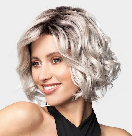 Perruque Mika Gisela Mayer, boucles généreuses, confort exceptionnel, effet naturel, idéal pour un look élégant et confiant.