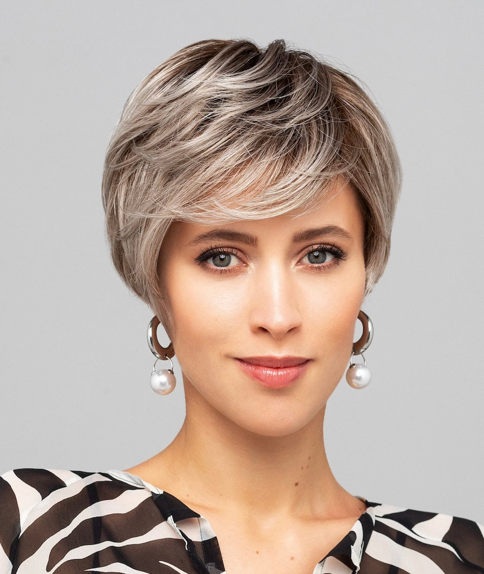Perruque New Cool Mono Lace Gisela Mayer, coupe courte effilée, volume harmonieux, style naturel, confortable et élégant pour le quotidien.