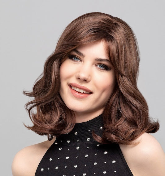 Perruque Rita Lace Gisela Mayer, boucles légères, coupe mi-longue style carré, féminité et modernité, collection Vision 3000.