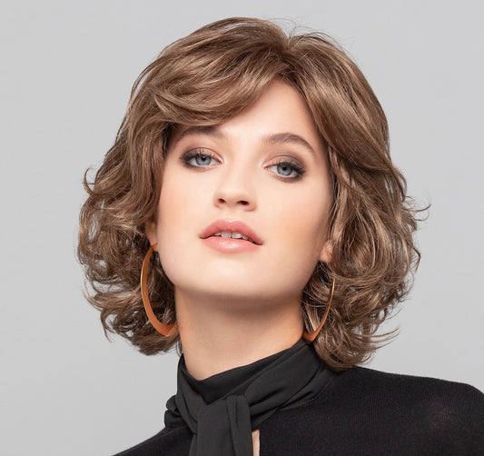 Perruque Sally Mono II Gisela Mayer ondulée, mi-longue, élégante et naturelle pour un style féminin quotidien