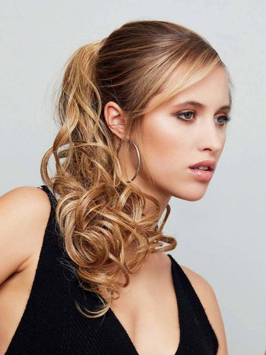 New Tango Wavy Long Hair To Go Gisela Mayer : extension clip pour une queue de cheval longue, volumineuse et bouclée au rendu naturel.