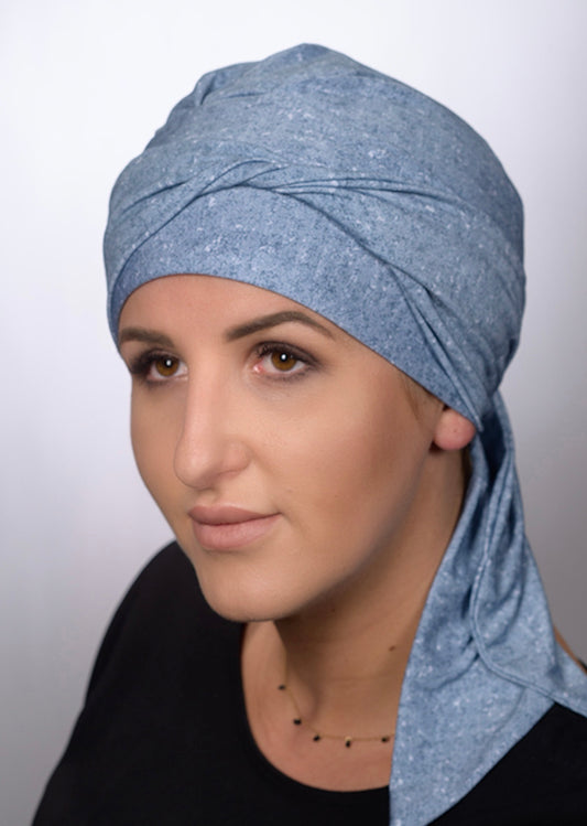 Turban chimio Amy bleu jean en bambou, moderne et confortable, parfait pour alopécie ou chimiothérapie avec style et douceur.