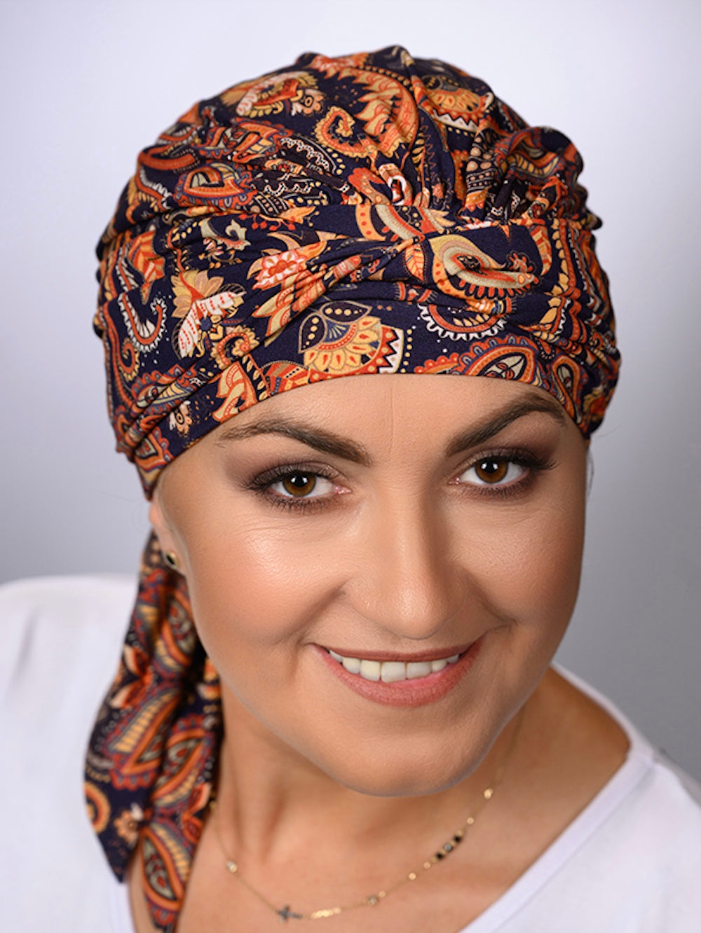 Turban chimio Amy orange en bambou, chic et confortable, idéal pour alopécie ou chimiothérapie avec élégance et praticité.