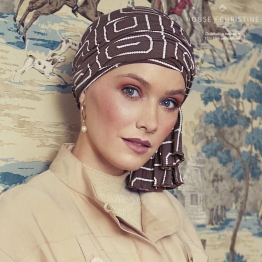 Foulard femme Aventura, pré-noué pour un style rapide et élégant. Adapté aux femmes avec pelade, alopécie ou perte de cheveux due à la chimiothérapie. Apporte volume et confort tout en masquant efficacement la chute de cheveux