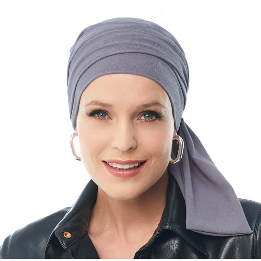 Le turban chimio Mayte Douceur Gris, préformé et confortable, masque pelade ou perte de cheveux après chimio avec style.