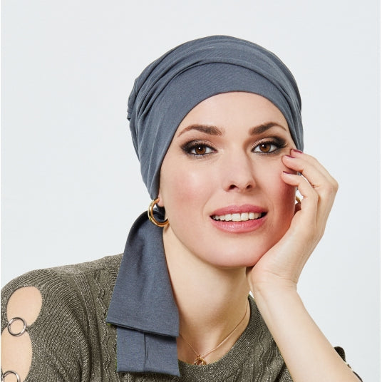 Le turban Taupe, chic et agréable à porter, camoufle pelade ou perte de cheveux après chimio avec style.