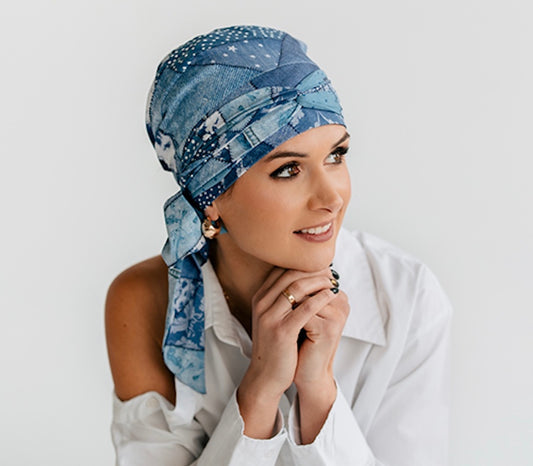 Turban chimio Teresa Bleu Denim, élégant et confortable, idéal pour alopécie ou chimiothérapie avec style et douceur.