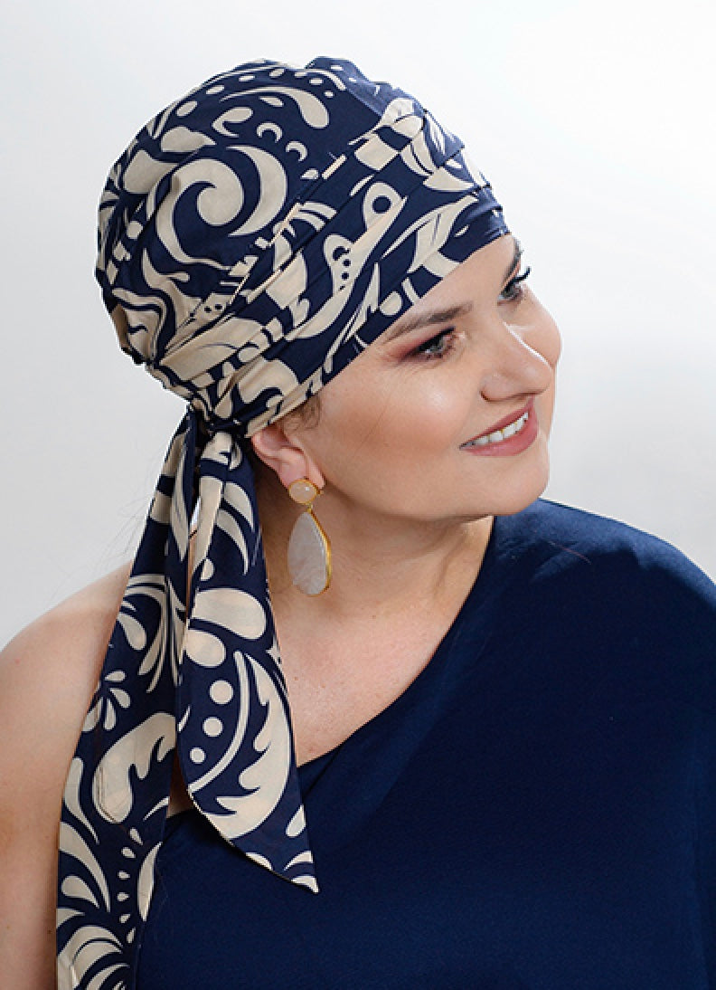 Turban chimio Teresa, élégant et confortable, au motif crème sur bleu nuit, parfait pour alopécie ou chimiothérapie.