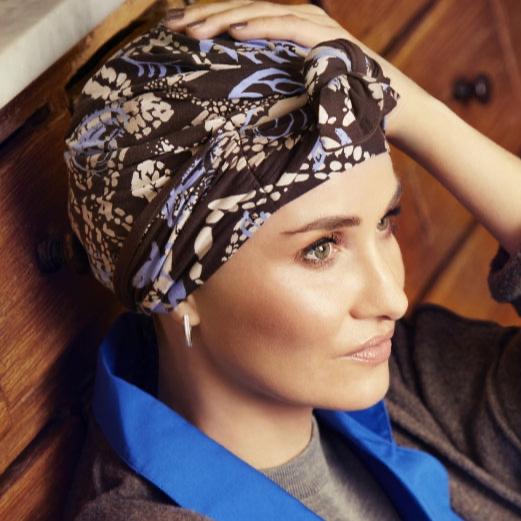Turban femme en bambou Christine Headwear, bonnet préformé avec pans à nouer pour volume et confort. Adapté aux femmes avec pelade, alopécie ou perte de cheveux. Alternative élégante à la perruque, assurant maintien et style au quotidien.