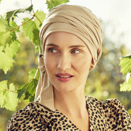 Turban femme Foulard Chimio Naos Sable de Christine Headwear, élégant et confortable. Adapté aux femmes avec pelade, alopécie ou perte de cheveux. Idéal pour rester chic et à l’aise au quotidien, même en période de soins.