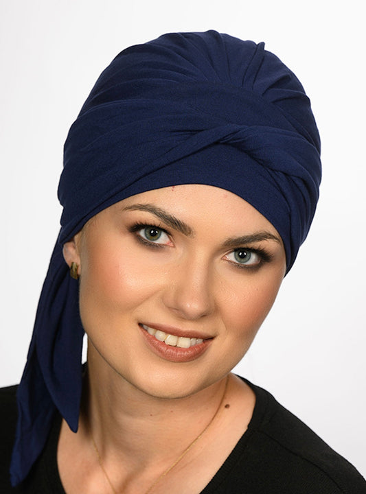 Femme portant un turban chimio Arlette en bambou, doux et élégant pendant une chimiothérapie