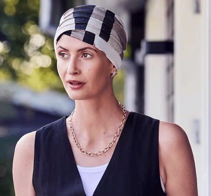 Bonnet chimio HocYoga, facile à enfiler et styliser, idéal pour pelade ou alopécie, maintien confortable toute la journée.
