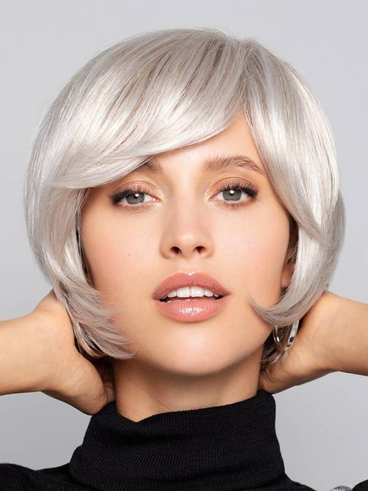 Perruque femme Air, carré plongeant et lisse, élégante et raffinée, conçue pour camoufler la pelade avec naturel.