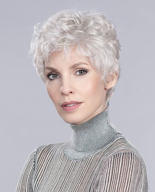 Perruque femme Apart Hi de la collection Hair Power, simple et charmante, avec des ondulations légères apportant volume et sophistication. Sa bordure frontale en tulle cinéma permet de coiffer la frange à volonté pour un rendu naturel et élégant, idéale pour les femmes souffrant de pelade ou d’alopécie, tout en garantissant confort et style au quotidien.