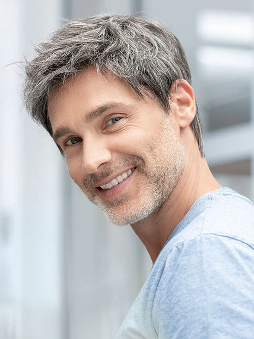 Perruque homme Bradford d’Ellen Wille, courte et décontractée, légère et confortable. Convient aux hommes avec pelade ou alopécie. Front en dentelle pour une ligne de cheveux naturelle. Mono-filament sur la couronne pour choisir la raie.