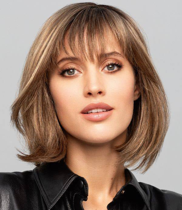La perruque femme Carley Mono Top sublime pelade ou alopécie avec son carré mi-long et sa frange effilée.
