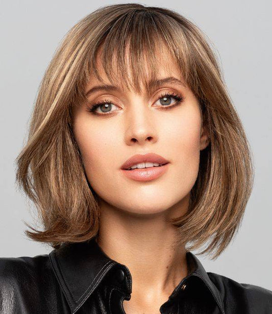 La perruque femme Carley Mono Top sublime pelade ou alopécie avec son carré mi-long et sa frange effilée.

