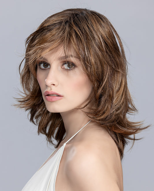 Perruque femme Casino Mono Part de la collection Hair Power, idéale pour pelade et alopécie. Cheveux mi-longs avec pointes effilées apportant fraîcheur et féminité. Style moderne et décontracté pour un look quotidien élégant.
