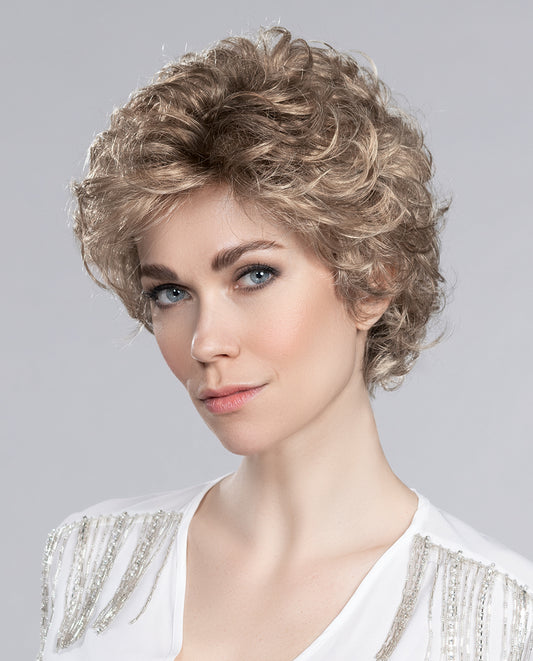 Perruque femme City Mono d’Ellen Wille, version sophistiquée de la City shag. Dessus en monofilament et front en dentelle pour un look naturel. Adaptée aux femmes avec pelade ou alopécie, elle offre confort et style. Coupe simple et classique, parfaite pour un brushing impeccable au quotidien.