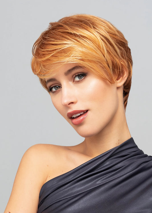 La perruque femme Cyber II de Gisela Mayer combine coupe courte élégante et style naturel, idéale pour dissimuler l’alopécie avec féminité.
