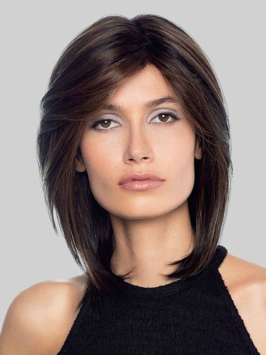 Perruque femme Duo Page Long, mi-longue et naturelle, parfaite pour cacher la chute de cheveux avec style et confort.
