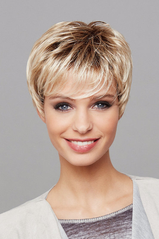 Perruque femme Express Light Gisela Mayer, courte et dégradée, idéale pour alopécie, style dynamique et volume naturel.
