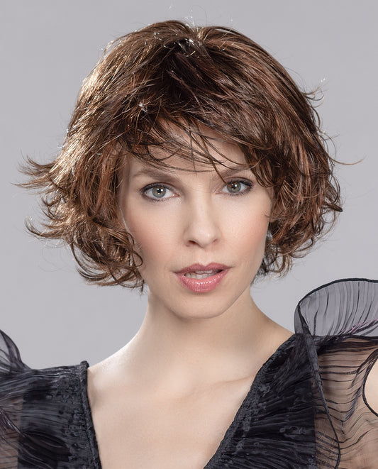 Perruque femme Flair Mono de la collection Hair Power, carré légèrement ondulé pour élégance et féminité. Adaptée aux femmes avec pelade ou alopécie. Tulle cinéma sur la bordure frontale pour coiffer la frange à l’arrière ou sur le côté selon vos envies.