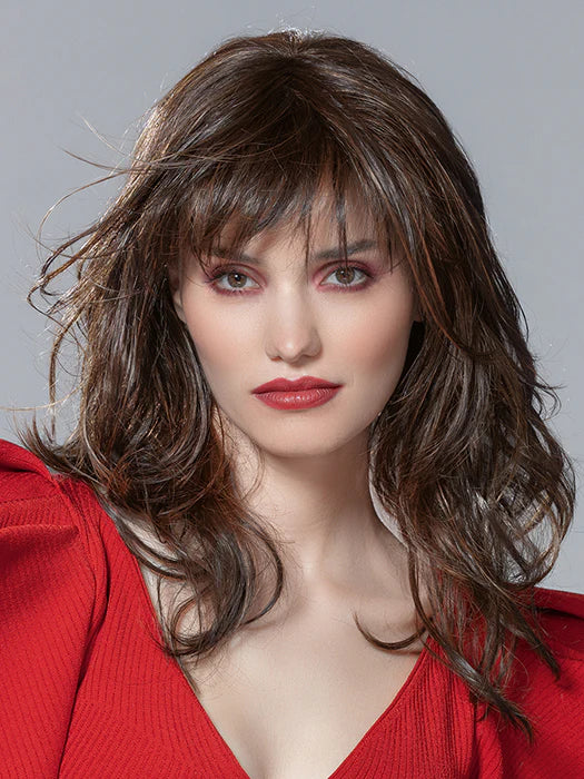 Perruque femme Flash Mono Part d’Ellen Wille, coupe longue avec frange droite et effet coiffé-décoiffé. Parfaite pour les femmes avec pelade ou alopécie.