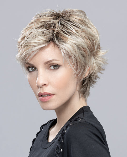 Perruque femme Flip Mono, coupe courte avec nuque dégagée pour un style élégant et dynamique. Idéale pour les femmes avec pelade ou alopécie. Pointes effilées à l’arrière pour volume et effet coiffé-décoiffé naturel au quotidien