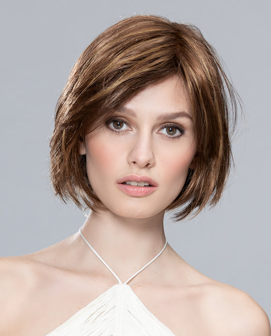 Perruque femme carré dégradé, volume naturel à l’arrière et pointes effilées à l’avant pour dynamisme. Idéale pour les femmes avec pelade ou alopécie. Frange sur le côté pour une touche féminine et un look élégant au quotidien.