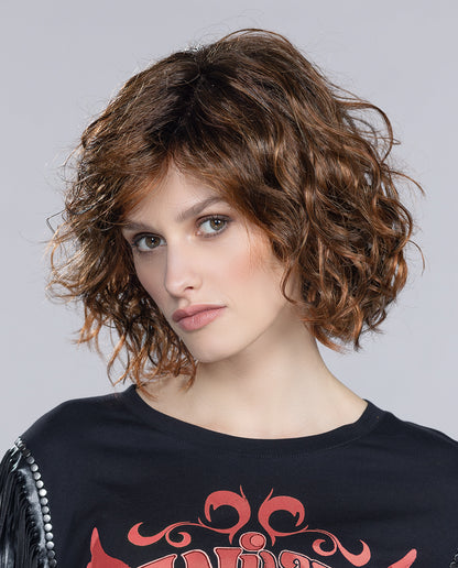 Perruque femme Girl Mono Part d’Ellen Wille, ondulations légères pour volume et féminité. Parfaite pour les femmes avec pelade ou alopécie. Look audacieux et séduisant, idéal pour un style girly plein de caractère et de confiance.