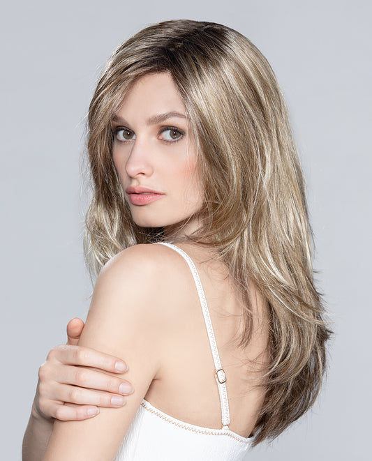 Perruque femme Glamour Mono Part de Hair Power, coupe jeune et féminine avec dégradé naturel. Idéale pour les femmes avec pelade ou alopécie. Longueur élégante et style glamour du haut des racines jusqu’aux pointes, facile à porter au quotidien.