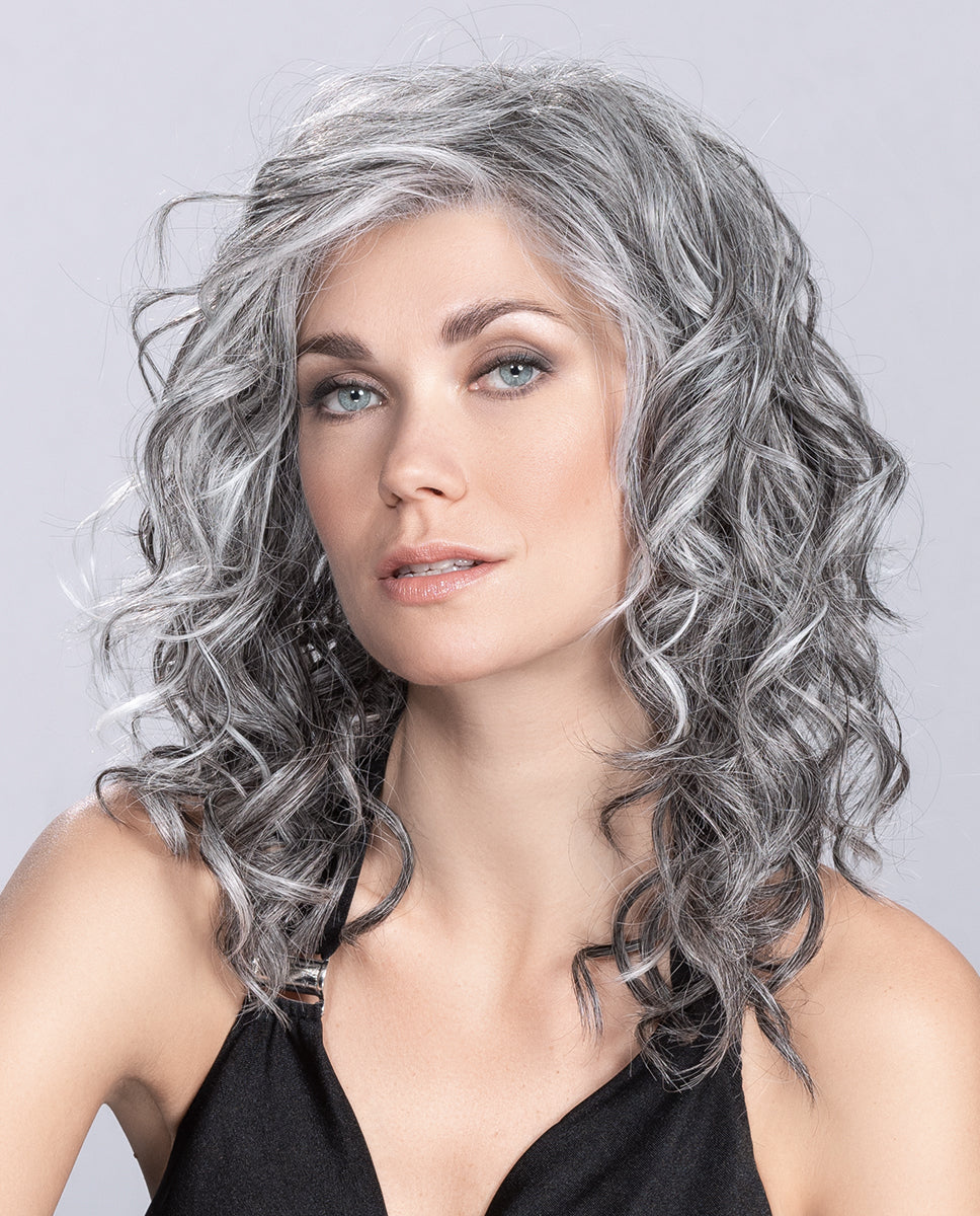Perruque femme Heaven Mono Part d’Ellen Wille, cheveux longs au rendu naturel et féminin. Parfaite pour les femmes avec pelade ou alopécie. Look soigné et discret, idéal pour rester élégante au quotidien tout en portant une perruque.