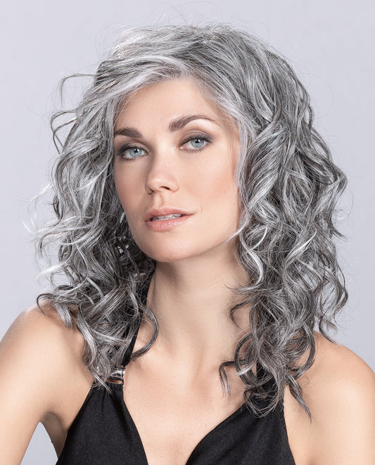Perruque femme Heaven Mono Part d’Ellen Wille, cheveux longs au rendu naturel et féminin. Parfaite pour les femmes avec pelade ou alopécie. Look soigné et discret, idéal pour rester élégante au quotidien tout en portant une perruque.