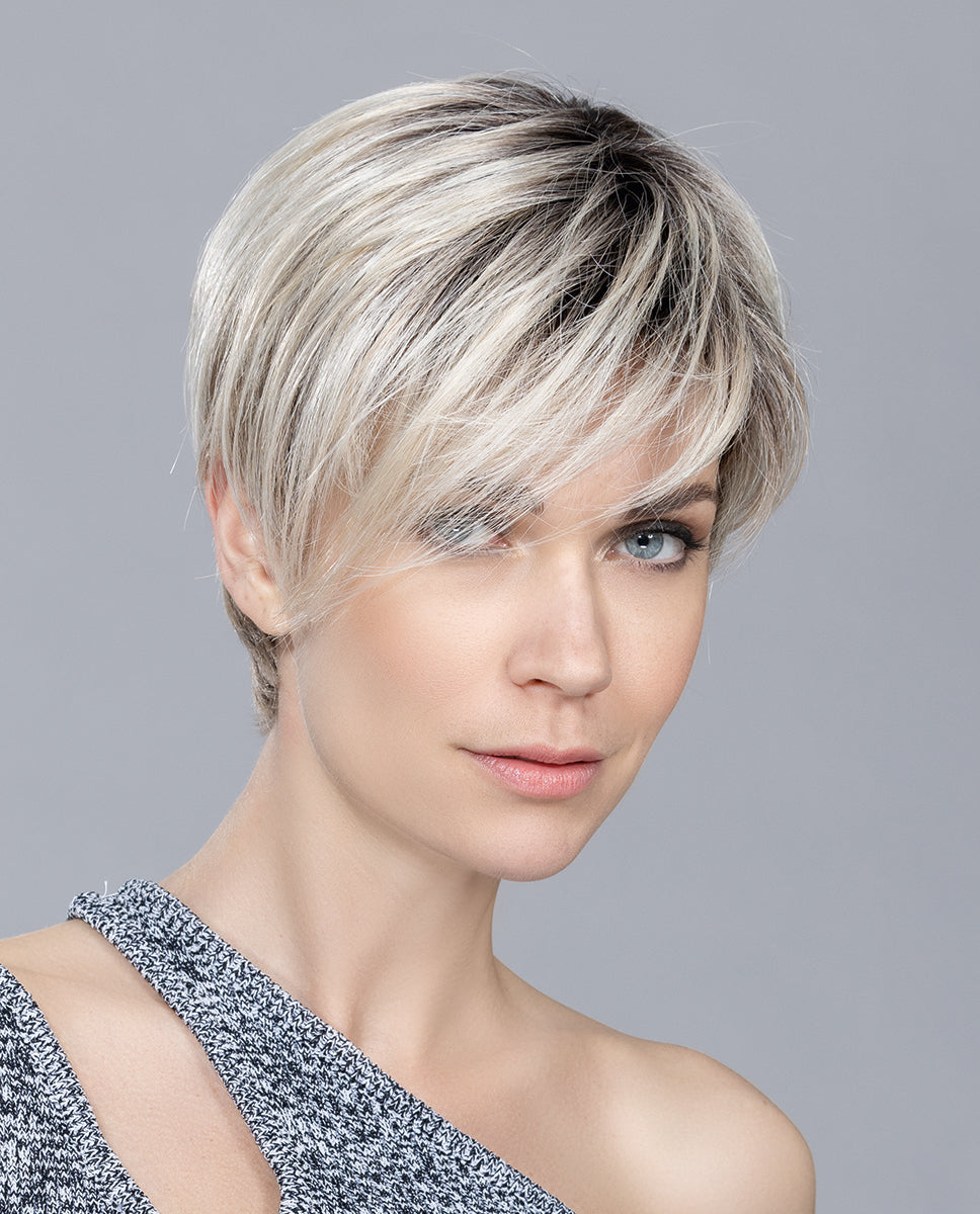 Perruque femme Jump Mono d’Ellen Wille, coupe courte asymétrique avec volume sur un côté. Convient aux femmes avec pelade ou alopécie. Style moderne et naturel pour un look chic et dynamique au quotidien.